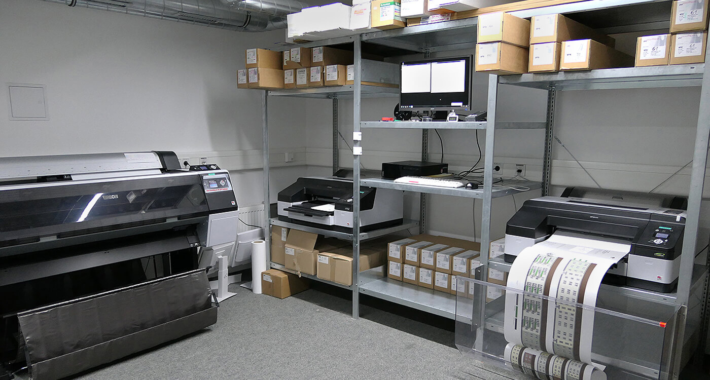 So sieht professionelles Drucken in einer klimatisierten Umgebung aus – der Druckerraum des FarbDesignStudios.
