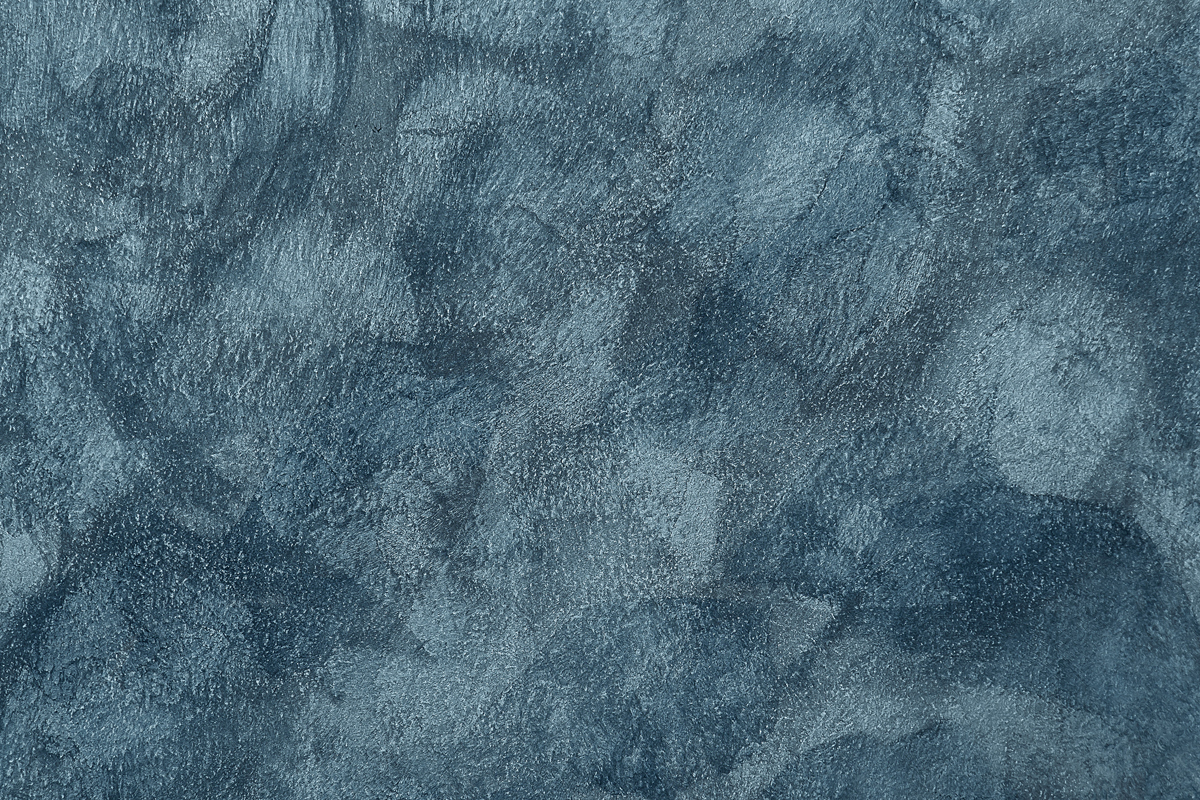 Eine strukturierte graublau-marmorierte Oberfläche mit sanften Farbverläufen und texturierten Mustern.