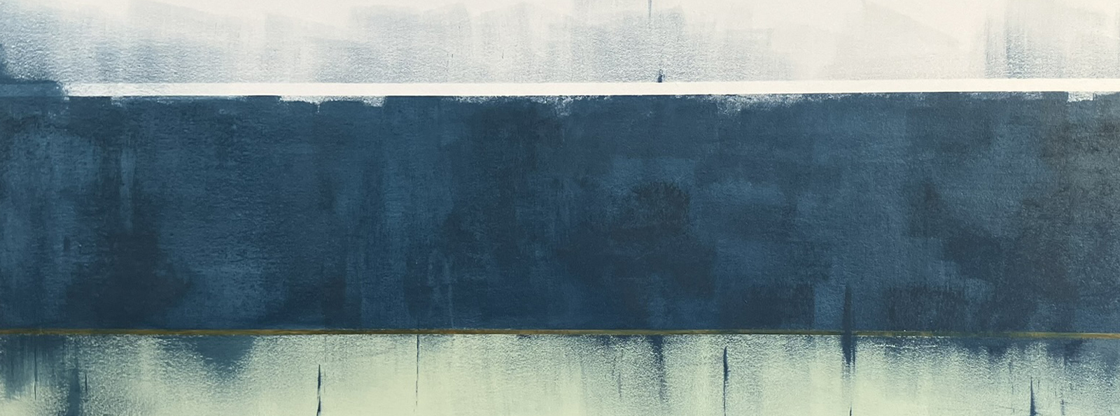 Abstraktes horizontales Gemälde mit dunklen blauen und grünen Farbtönen. Die obere Bildhälfte zeigt einen leichten helleren Streifen, während die untere Hälfte eine spiegelnde, unscharfe Darstellung des Wassers anzuzeigen scheint.