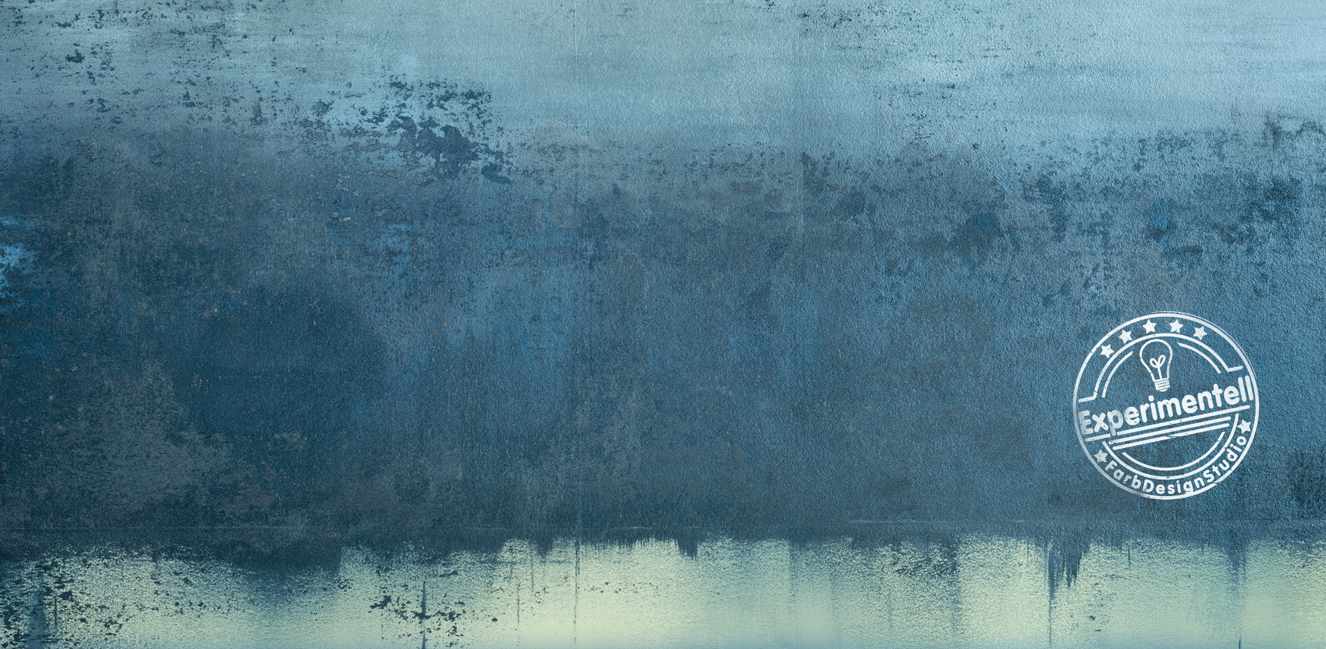Eine abstrakte Kunstfläche mit dunklen Blautönen, die allmählich in hellere Farbtöne übergehen. In der unteren Hälfte ist ein reflektierender Bereich zu sehen, der den Eindruck von Wasser erzeugt. In der unteren rechten Ecke befindet sich ein runder Stempel mit dem Text „Experimentell“ und einem Glühbirnen-Symbol.