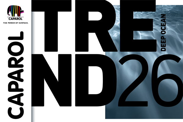 Caparol Trend 26 mit fettem schwarzen Text auf weißem Hintergrund, der die Worte "CAPAROL TREND" und "DEEP OCEAN" über einem fließenden Wasser-Muster zeigt.